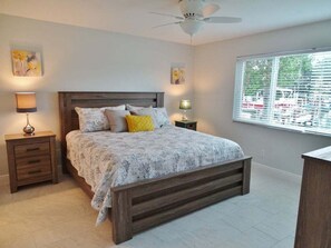 2 bedrooms, iron/ironing board, free WiFi, bed sheets - Waterfront 2BR, 2BA condo with heated pool, WiFi, and marina access. (Marco Island)