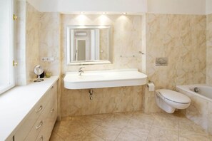 Combined shower/tub, hair dryer, towels
