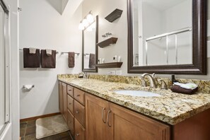 Shower, towels - Pool, Covered Balcony, Private Indoor Hot Tub, Walking Distance to Mountain Village (Steamboat Springs)