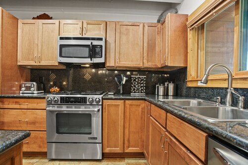 Walking Distance to Mountain Village & Private Indoor Hot Tub!