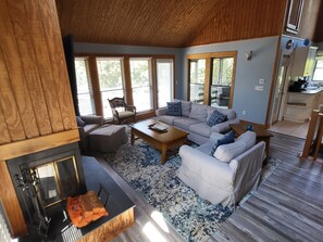 Smart TV, caminetto, libri