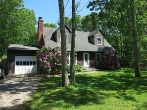 Exterior - Beautiful Private 4 BR, Heated Pool. Close to Everything! (East Hampton)