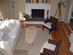 Smart TV, fireplace, DVD player, stereo - Beautiful Private 4 BR, Heated Pool. Close to Everything! (East Hampton)