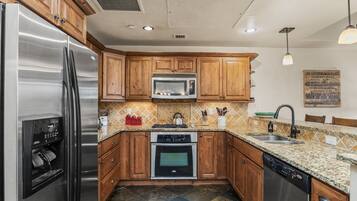 Een koelkast, een magnetron, een oven, een kookplaat