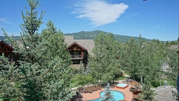 Een binnenzwembad, een verwarmd zwembad