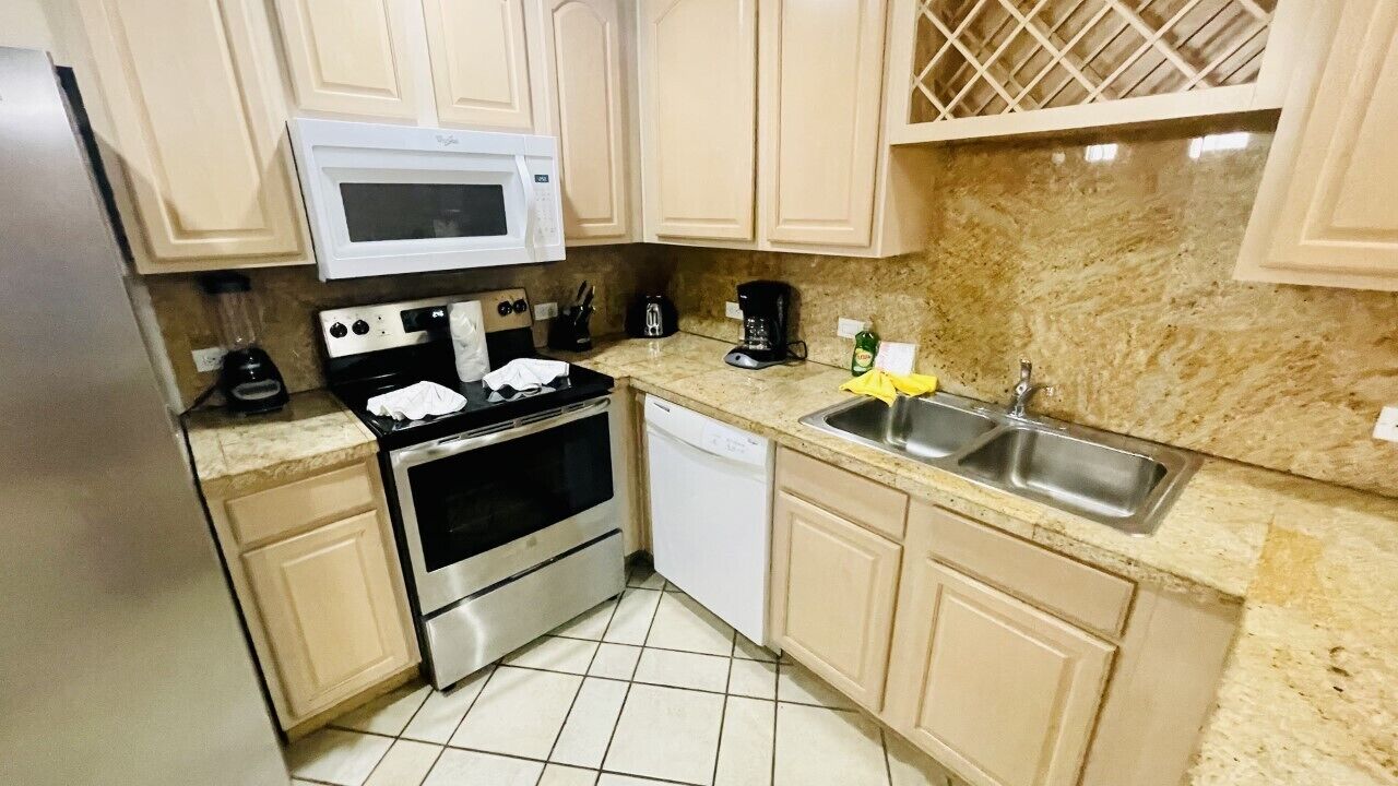 Las Palmas Resort at Sandy Beach: Grande-605 condo