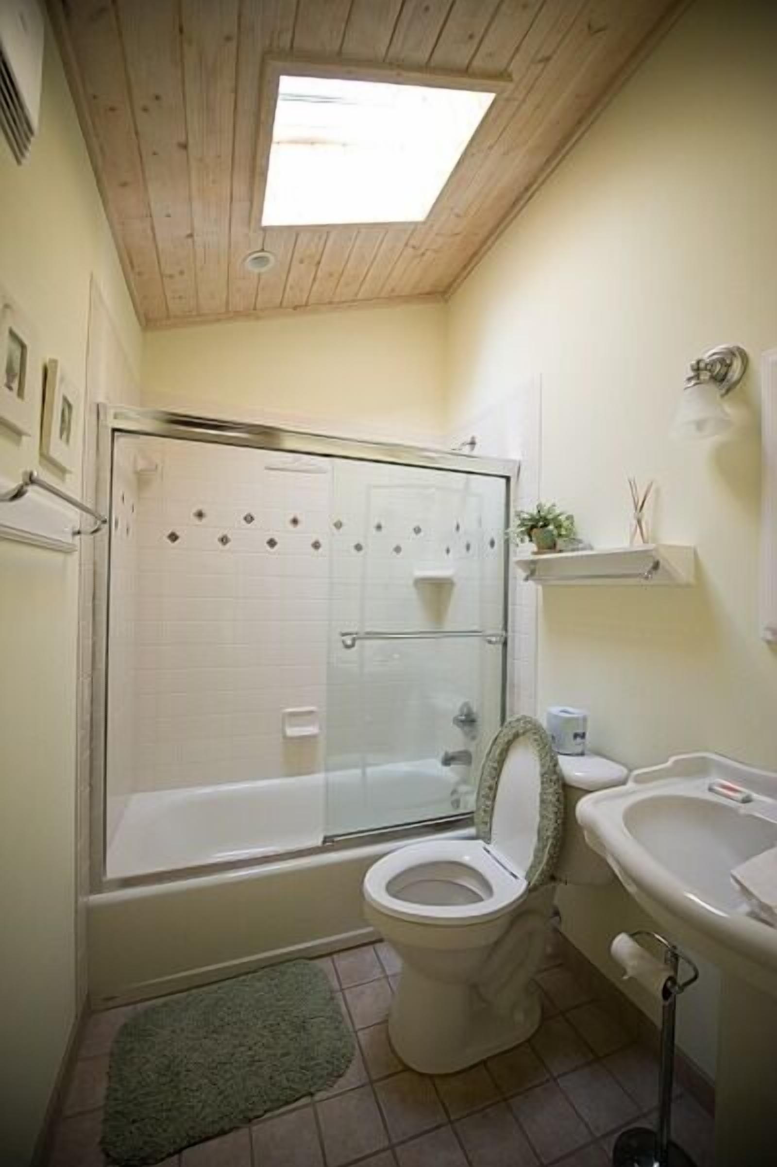  Beech Mountain Club Sports membership. 1 mile from tennis/pickleball/swimming  