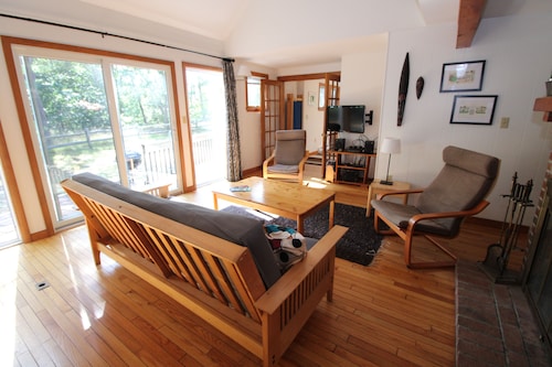 Amplia casa en zona boscosa tranquila