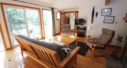 Amplia casa en zona boscosa tranquila