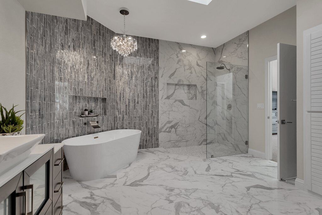 Remodeled & Modern w/ Private Pool/Spa & Lake Views LQ122 LIC#105349