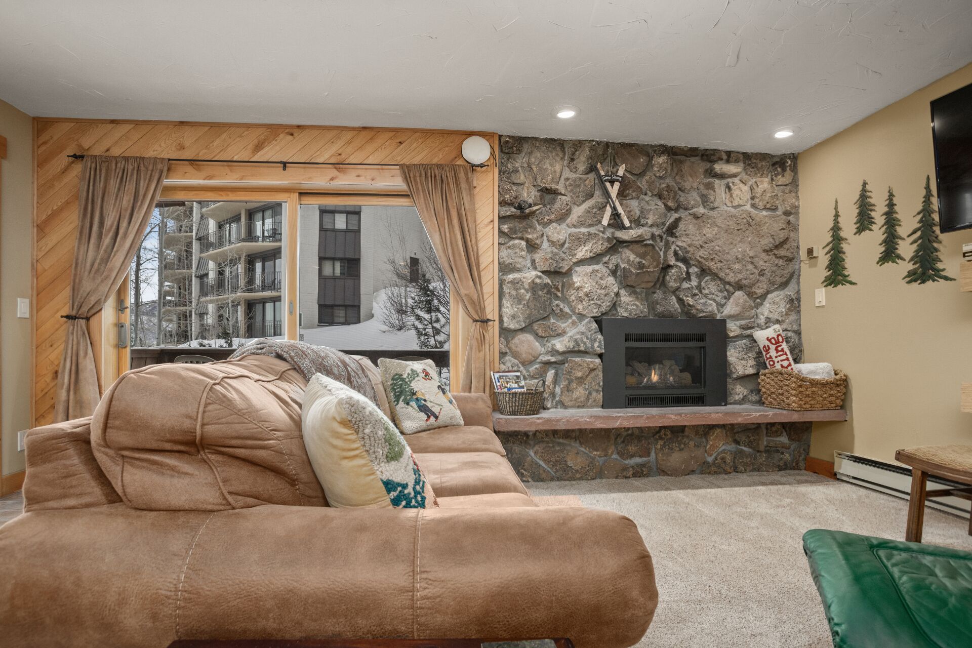 Televisión y chimenea 