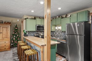 Jääkaappi, mikroaaltouuni, uuni, liesi