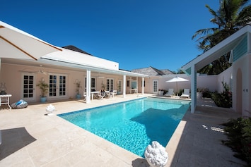 Coriolana's pool and deck area.