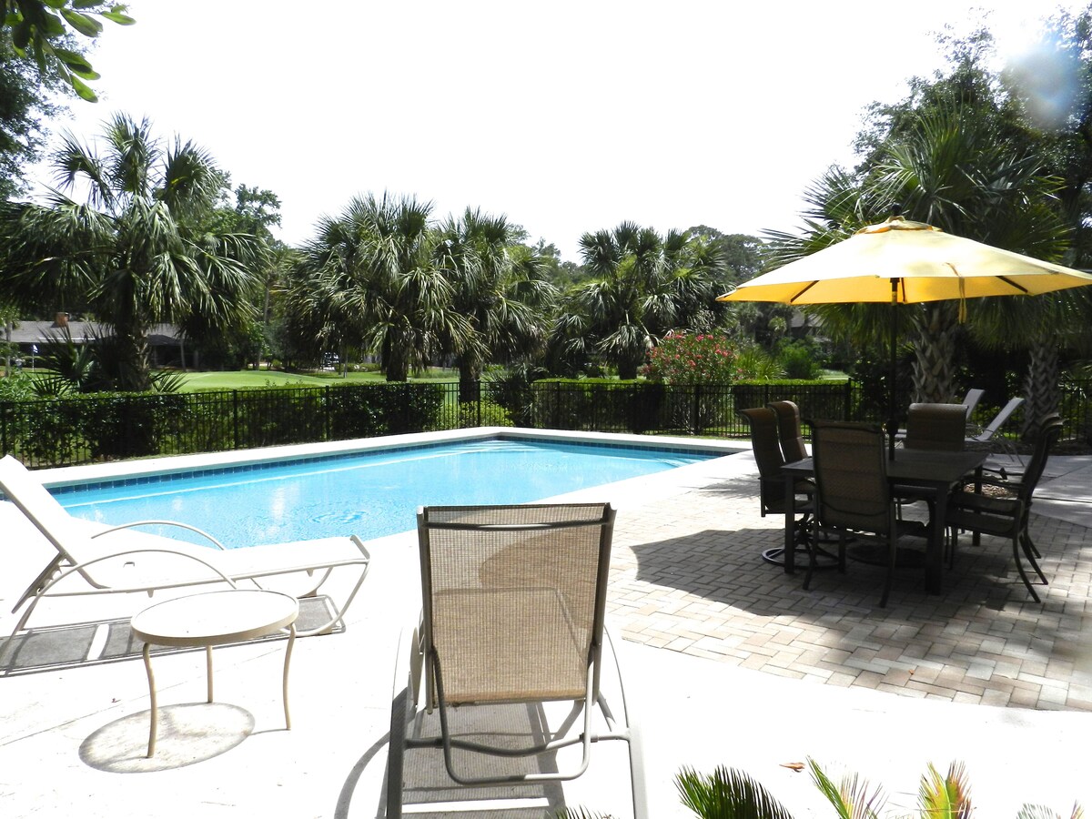Short walk to beach, pool in full sun, golf view, bright open home, Pet Friendly