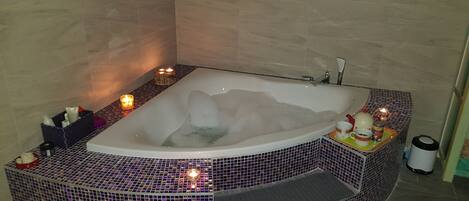 Duschwanne, Haartrockner, Bidet, Handtücher