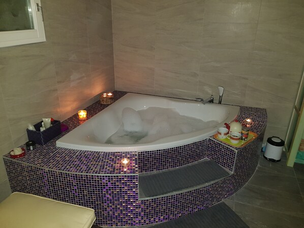 Combined shower/bathtub, hair dryer, bidet, towels