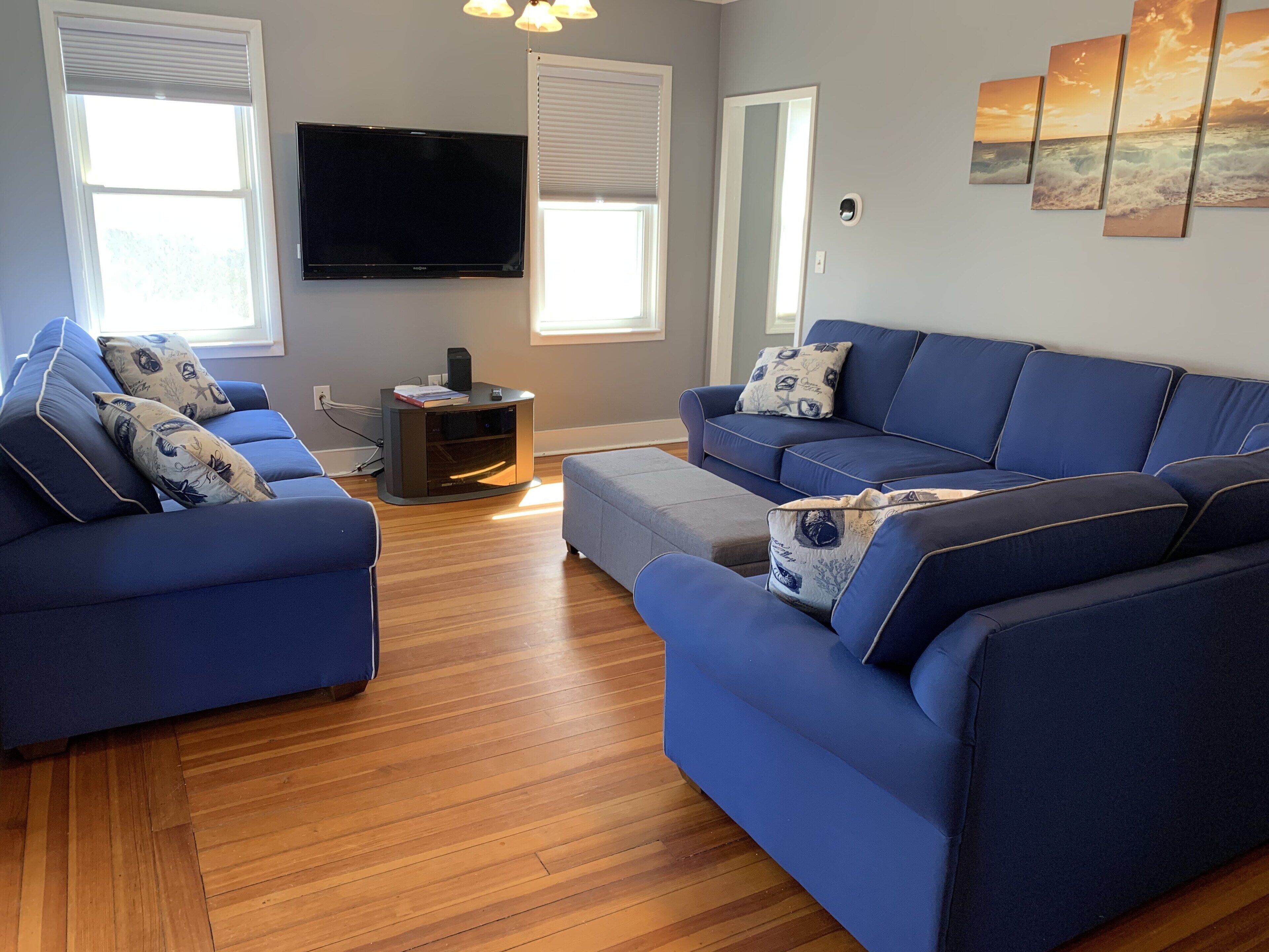 Walk to the Beach! Central Air. Outdoor shower. Fire Pit. Hammock.