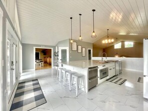 Fridge, microwave, oven, stovetop - Amazing Flathead River Location Gunner River Lodge (Bigfork)