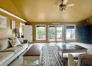 テレビ、DVD プレーヤー、書庫、書斎 / ワークスペース