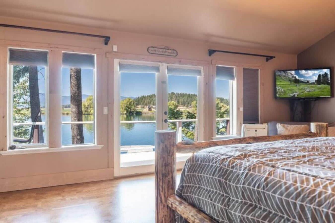 5 bedrooms, desk, iron/ironing board, travel crib