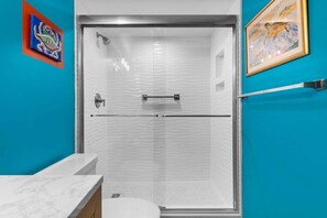 Combined shower/tub, towels