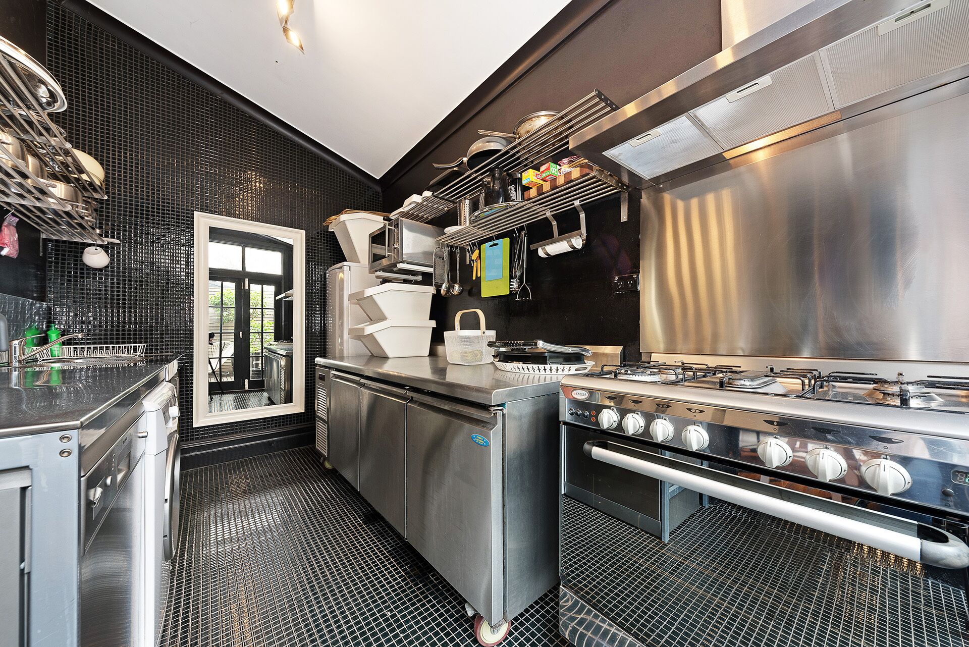 Jääkaappi, mikroaaltouuni, liesi, astianpesukone