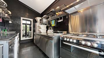 Jääkaappi, mikroaaltouuni, liesi, astianpesukone