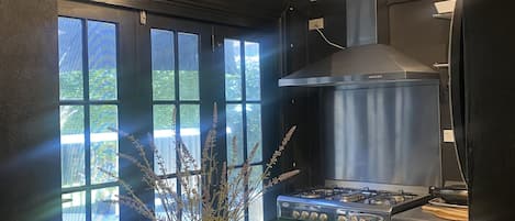 Réfrigérateur, micro-ondes, plaque de cuisson, lave-vaisselle