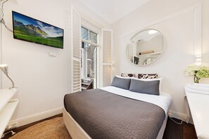 3 habitaciones, escritorio y tabla de planchar con plancha