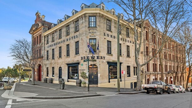 Ein historisches Gebäude mit Hauseingang, beschriftet mit "Lord Nelson Hotel" und "Brauerei".