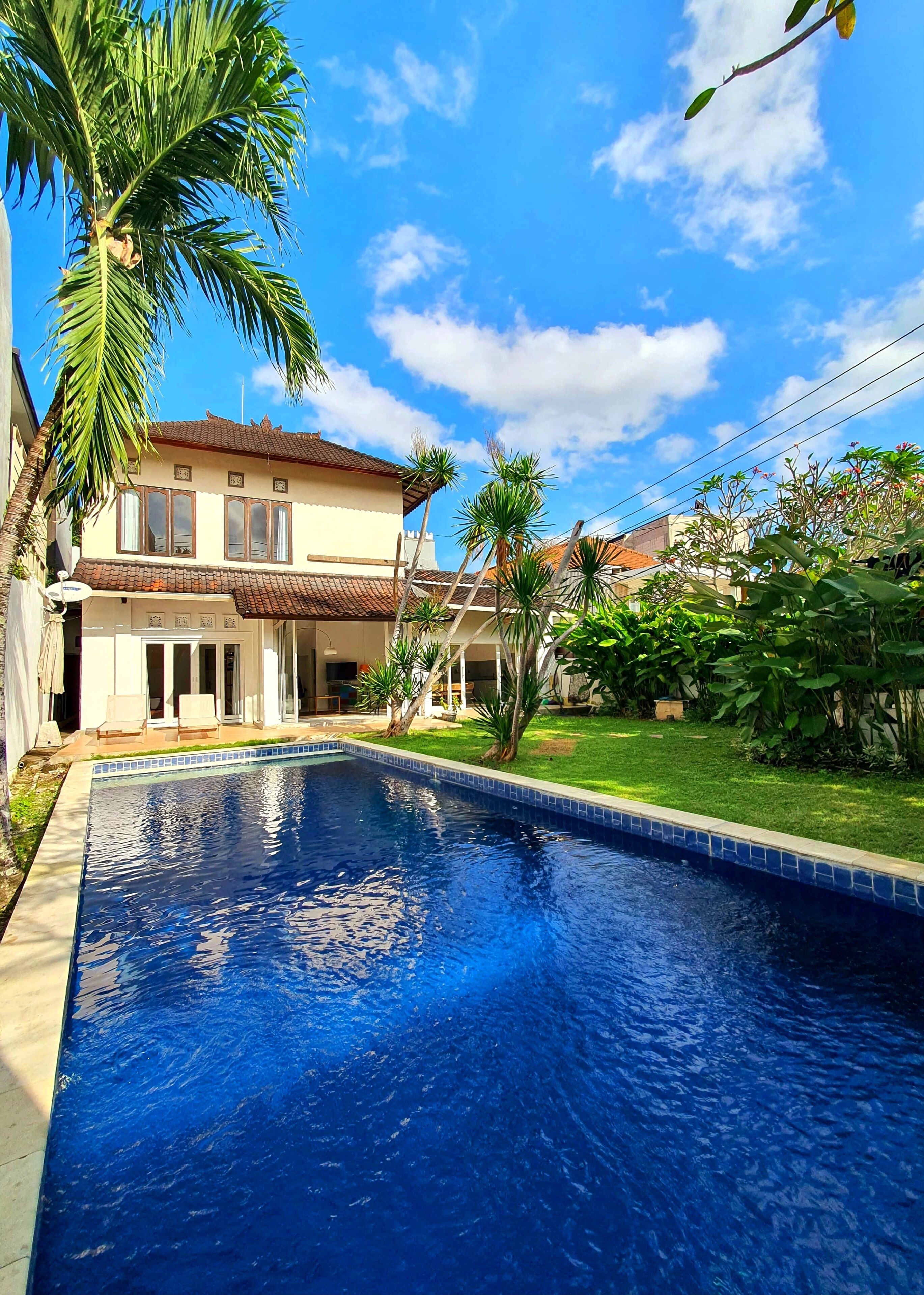 Outdoor pool, pool loungers