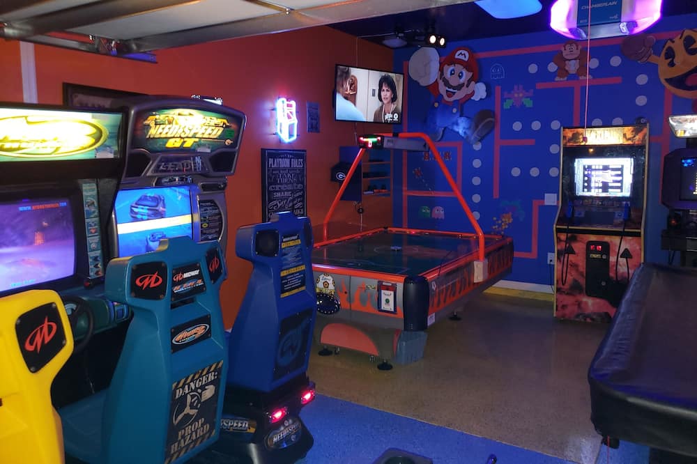 Full Arcade Room, Outdoor pool, 15 min. to Disney, Family friendly!