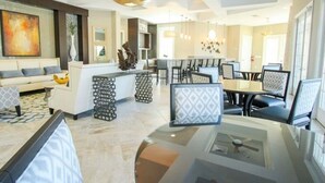 Eine moderne Hotelhalle mit Essbereich, Sitzgelegenheiten und einer zentralen Rezeption.