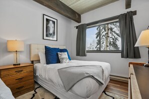 2 bedrooms, free WiFi, bed sheets - Great location - Prv W/D, Heated Pool, Hot Tub, Tennis, Ski In Ski Out (Steamboat Springs)