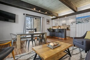 TV, fireplace - Great location - Prv W/D, Heated Pool, Hot Tub, Tennis, Ski In Ski Out (Steamboat Springs)