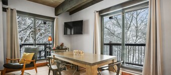 Great location - 2BR/2Bath, Ski In Ski Out, Heated Pool, Sauna