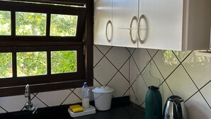 咖啡機/沖茶器、雪櫃、微波爐、焗爐