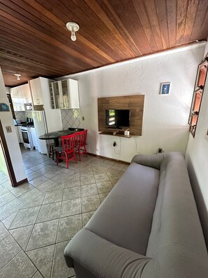 Smart TV - Apartment with a privileged location, is two blocks from the beach. (Armacao do Pântano do Sul)