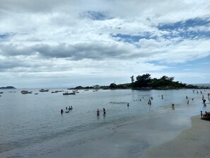 Beach nearby, sun loungers - Apartment with a prime location, just one block from the beach. (Armacao do Pântano do Sul)