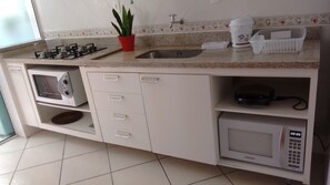 Geladeira, micro-ondas, fogão, cooktop