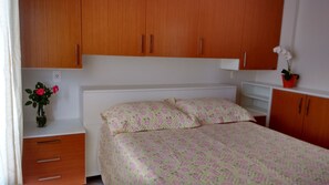 2 chambres, fer et planche à repasser, Wi-Fi, draps fournis