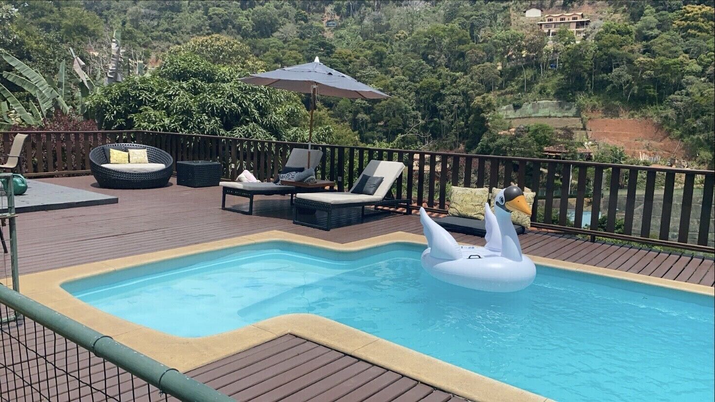 Excellent house Itaipava 4 suites, pool, barbecue, generator and service.