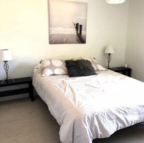 2 chambres, fer et planche à repasser, Wi-Fi, draps fournis