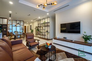 Smart TV, ping pong, books, computer monitors