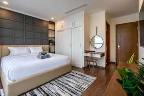 4 bedrooms, in-room safe, desk, iron/ironing board