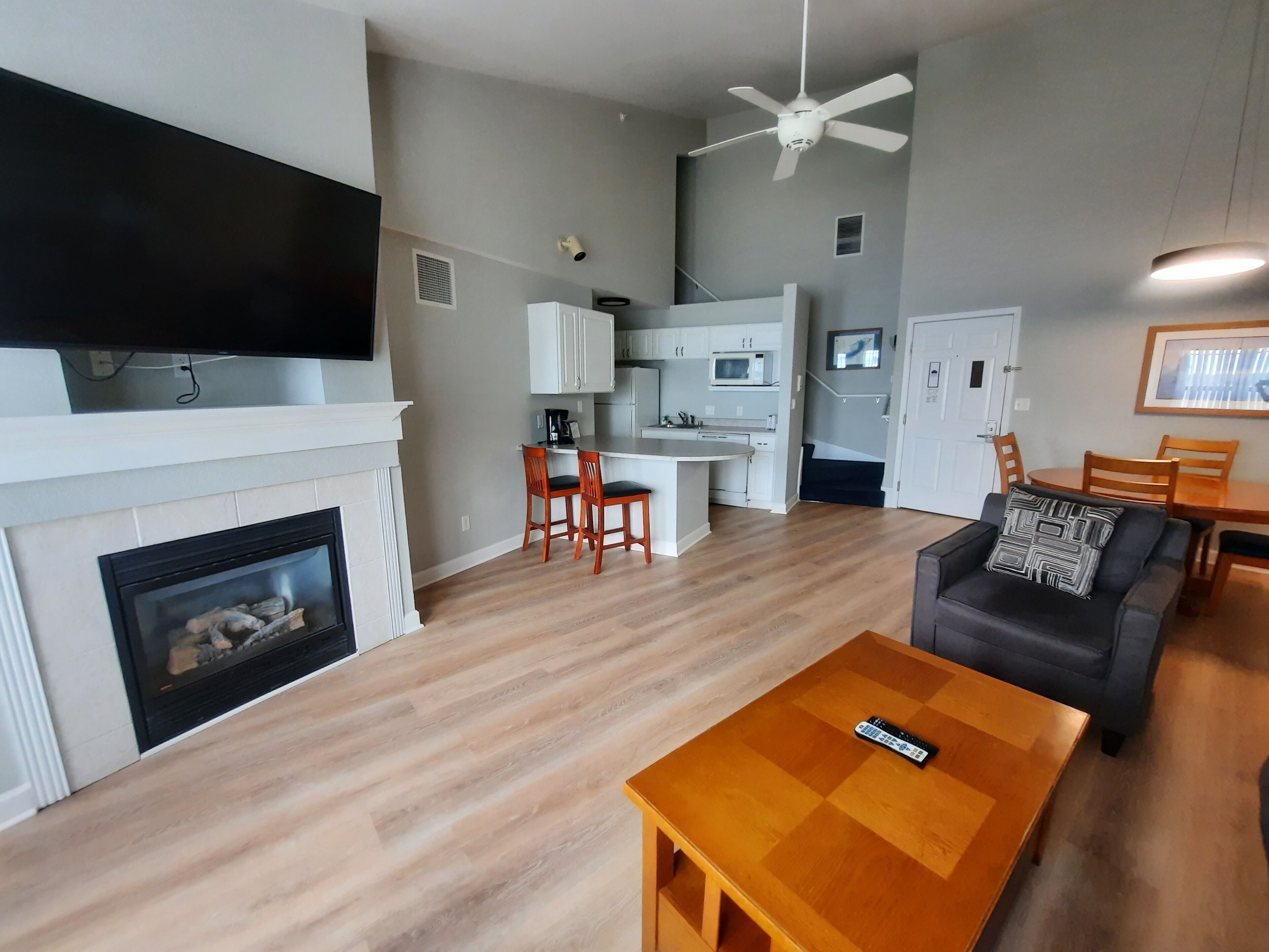 315 - Two Bedroom Lake View Condo Suite