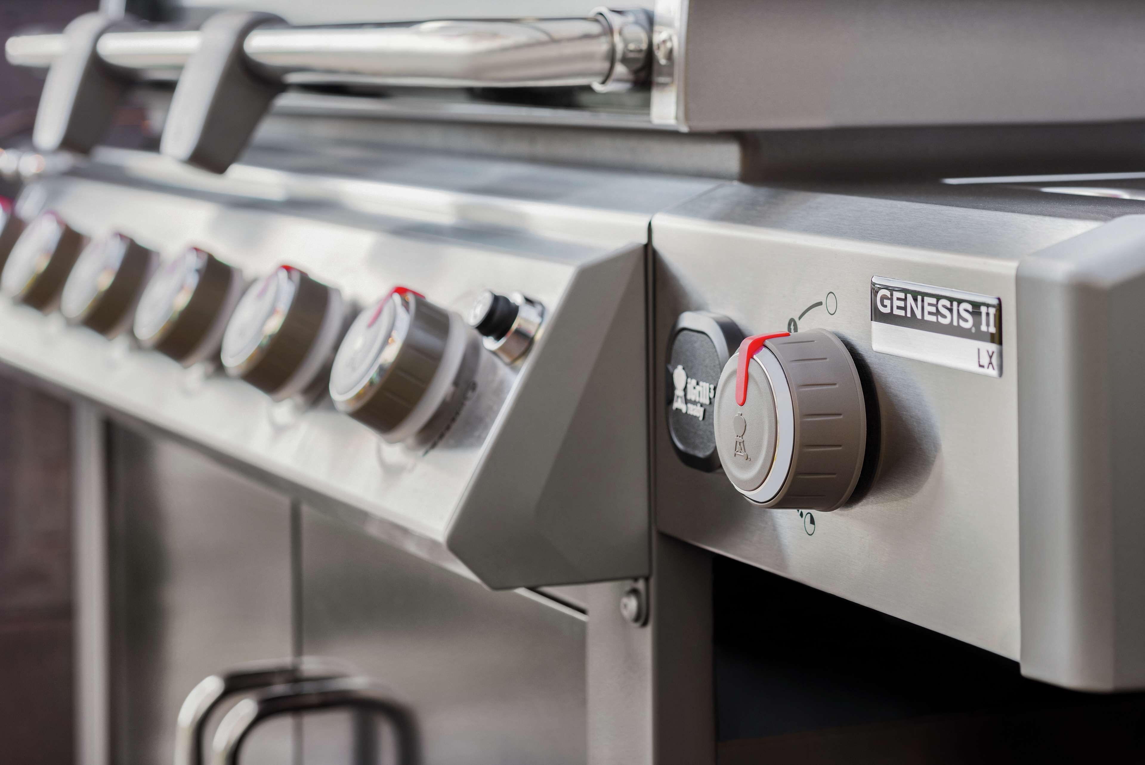 Una cocina con campana extractora de acero inoxidable con la etiqueta 'GENESIS II LX'.