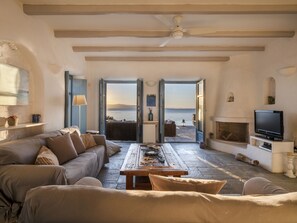 Een televisie, een dvd-speler, een filmbibliotheek en een stereo