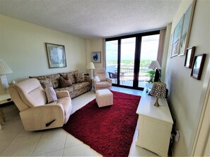 TV - Lovely 1 bedroom beachfront Condo (Marco Island)