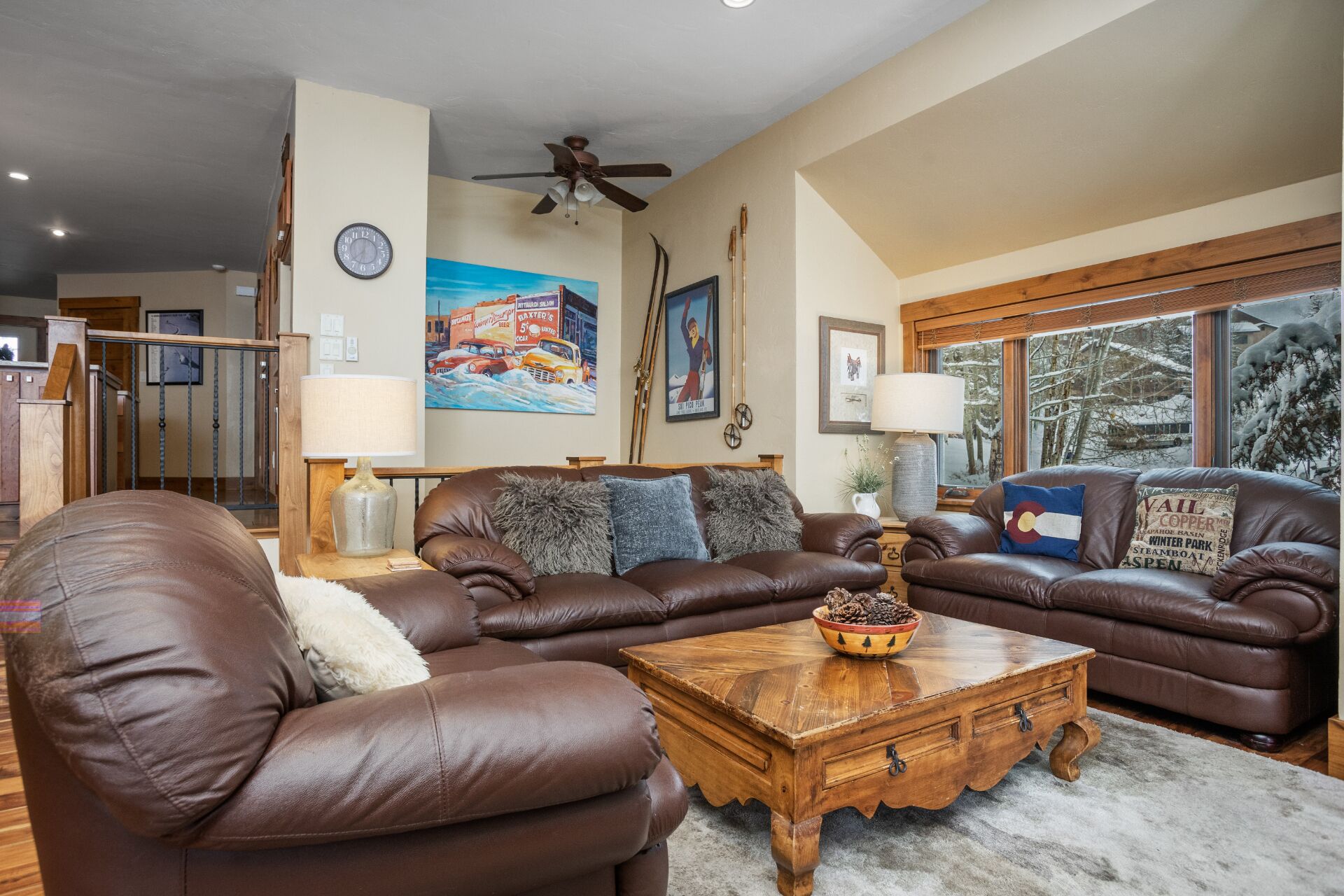 Televisie, een open haard en een stereo